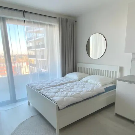 Bris Apartment, 1-2 Guests, Free Parking & Wifi, 4km Downtown, Lejlighed Bratislava