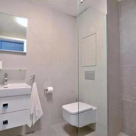 Bris Apartment, 1-2 Guests, Free Parking & Wifi, 4km Downtown, Lejlighed *