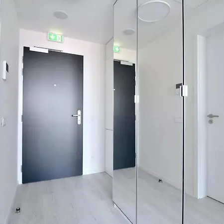 Bris Apartment, 1-2 Guests, Free Parking & Wifi, 4km Downtown, Bratislava