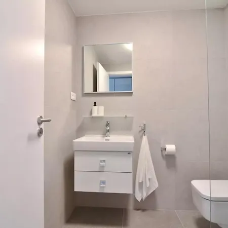 Bris Apartment, 1-2 Guests, Free Parking & Wifi, 4km Downtown, Bratislava