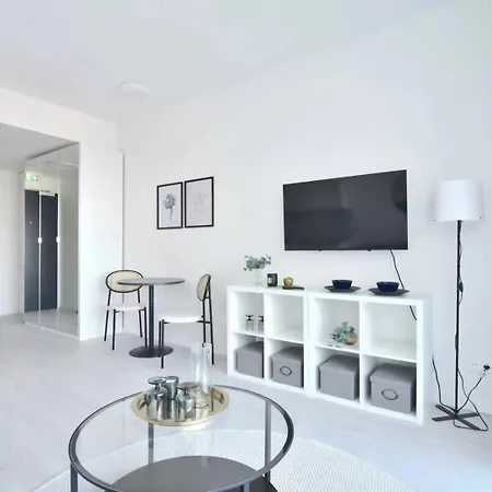 Bris Apartment, 1-2 Guests, Free Parking & Wifi, 4km Downtown, Lejlighed Bratislava